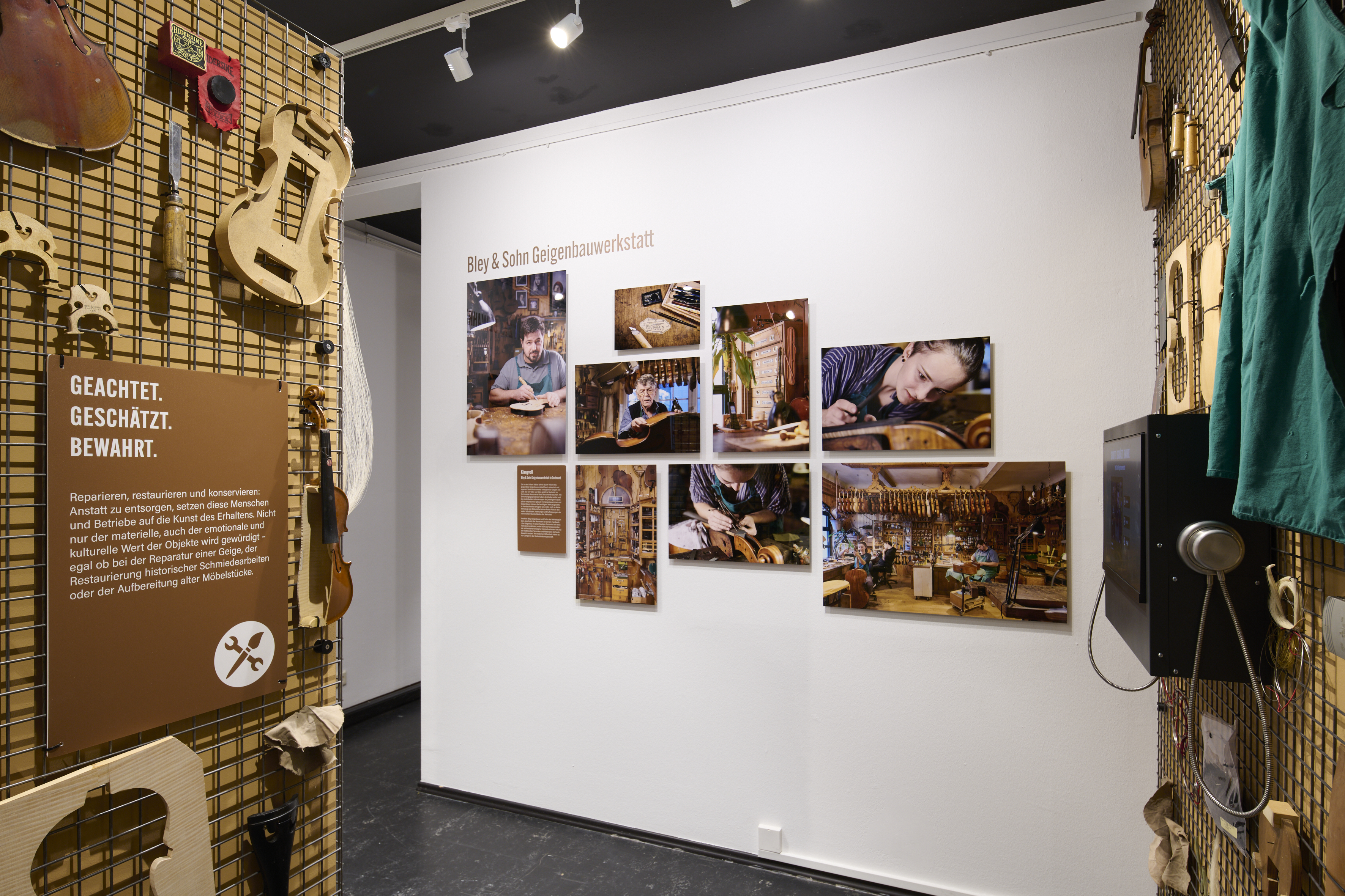 Ein Blick in die Ausstellung „Mission Machen“. Gegenstände aus den vorgestellten Betrieben zum Anfassen hängen an den Ausstellungswänden.