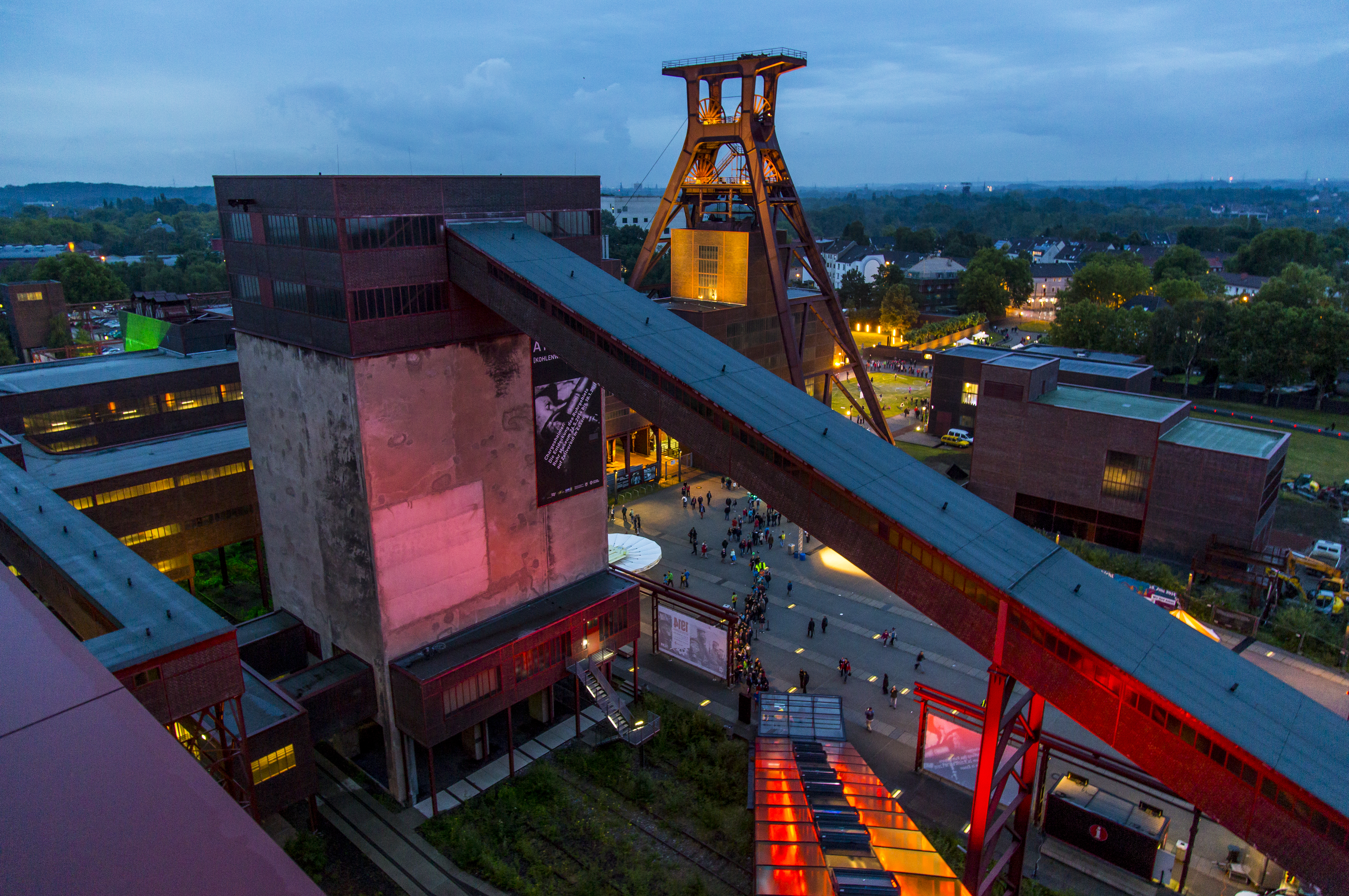 Eine Industrieanlage bei Dämmerung von oben fotografiert