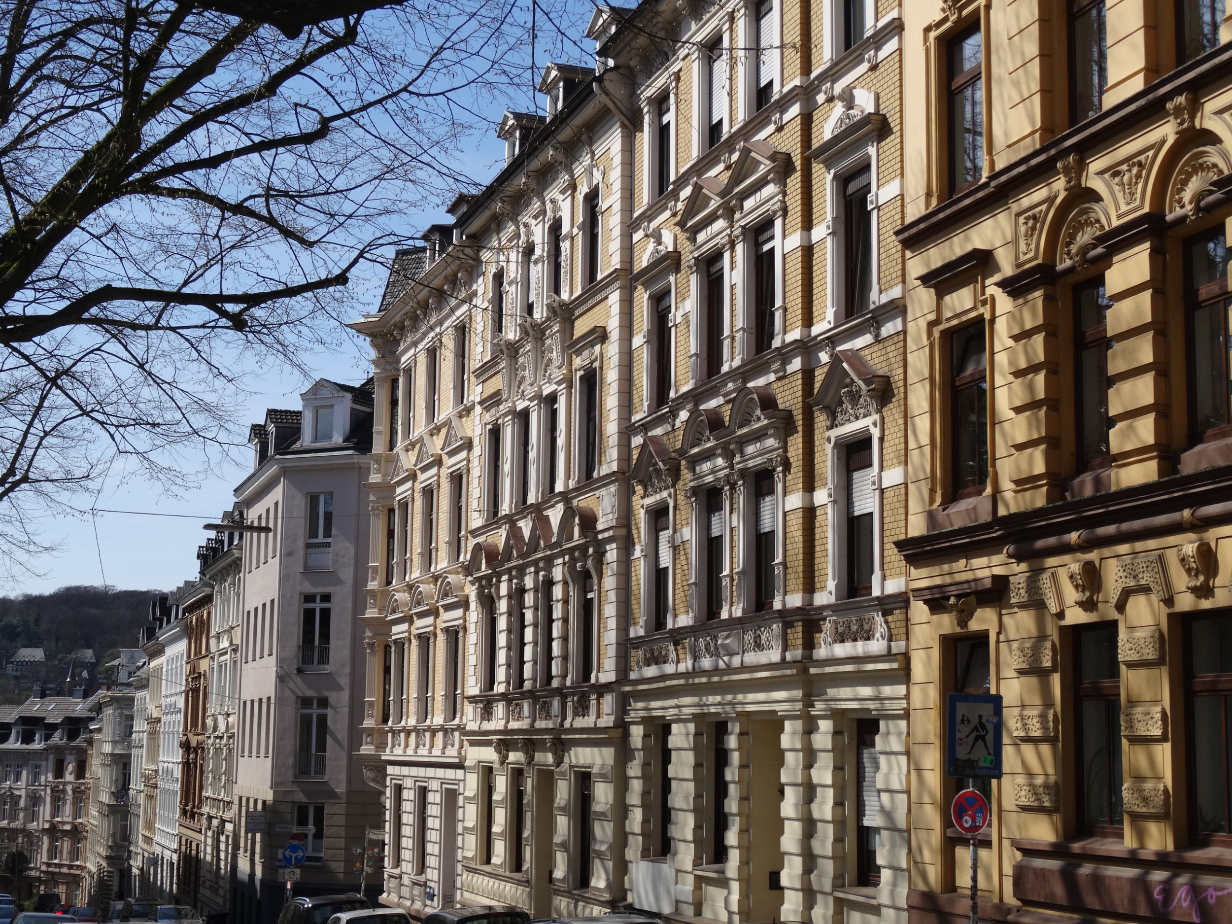 Große aneinandergereihte Wohnhäuser im Stil der Gründerzeit