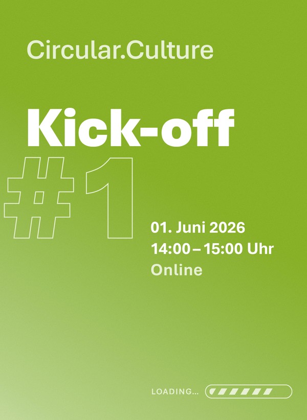 Weiße Schrift auf hellgrünem Hintergrund mit Ort und Datum zum Kick-Off