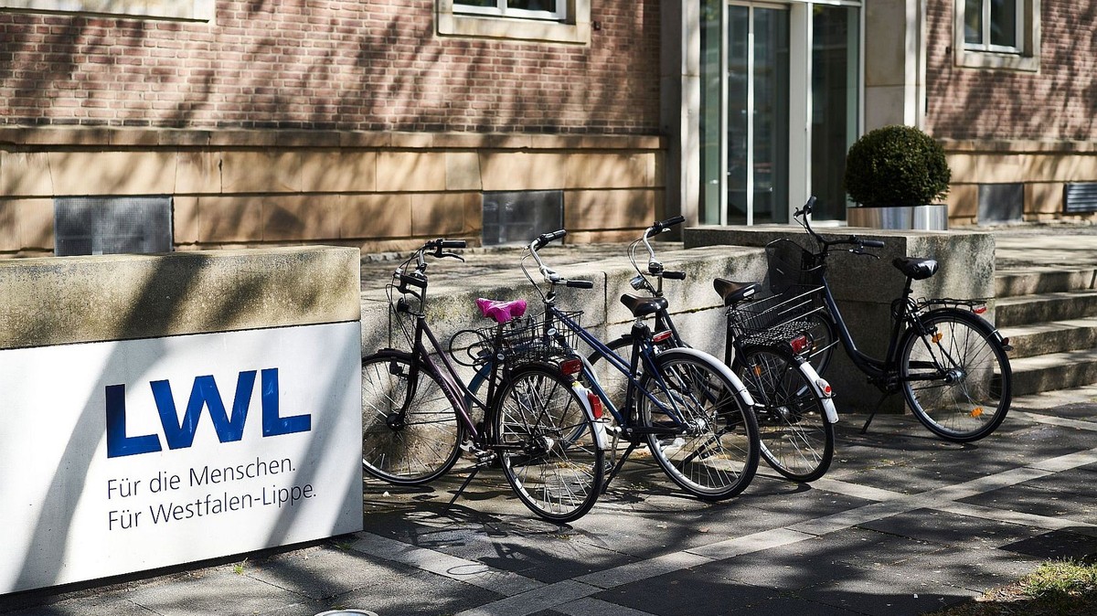 Fahrräder stehen vor einem großen Haus