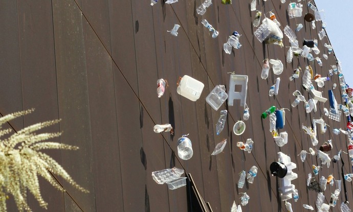 Plastik Objekte hängen an einer Fassade herunter