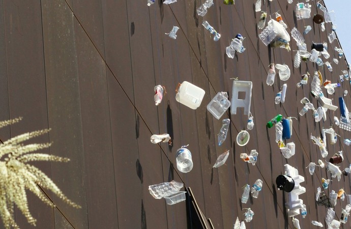Plastikobjekte hängen an einer Fassade
