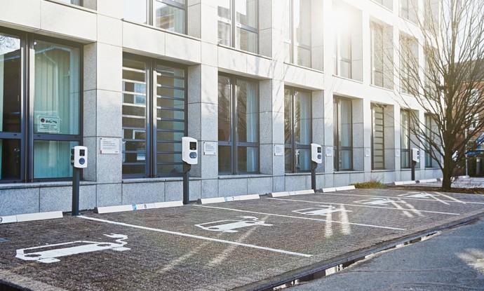 Blick auf einen Parkplatz mit Ladesäulen für E-Autos