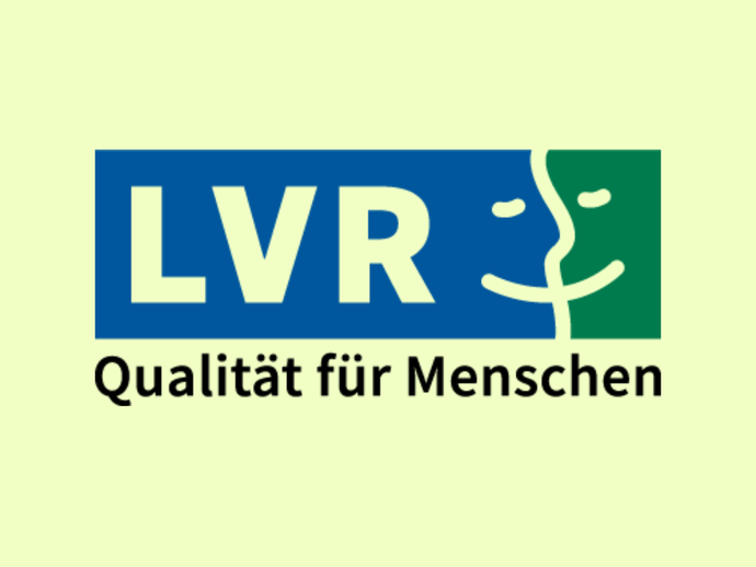 Logo mit Schriftzug LVR auf blaue-grünem Hintergrund und einem skizzenhaften Gesicht sowie Schriftzug in schwarz-weiß "Qualität für Menschen"