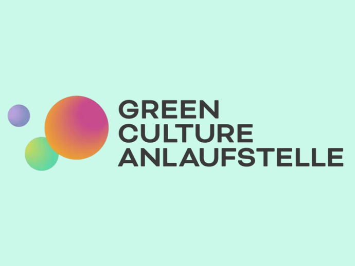 Drei Kugeln in orange, grün und lila versetzt voneinander und daneben in Großbuchstaben "GREEN CULTURE ANLAUFSTELLE"