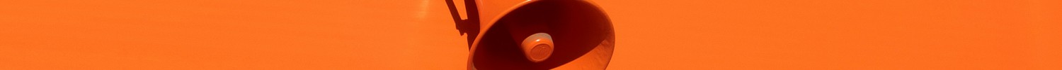 Orangenes Megafon auf orangenem Grund