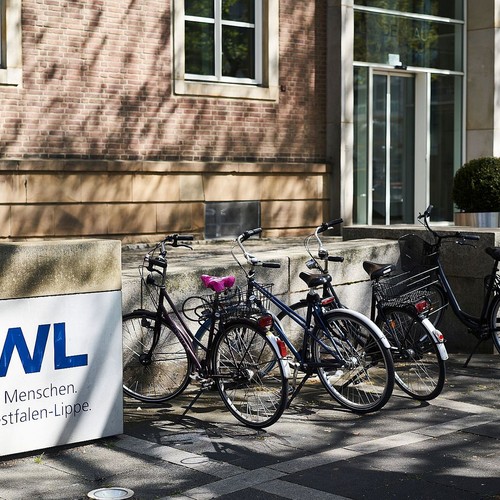 Fahrräder abgestellt an Hauswand
