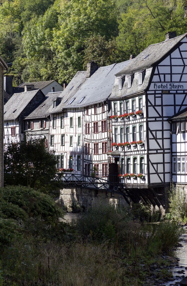 Monschau, Eschbachstraße, historische Altstadt mit Blick über die Rur