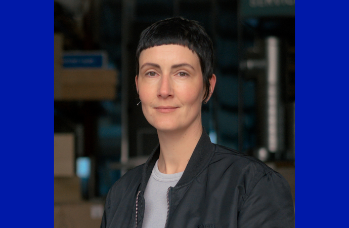 Portrait von junger Frau mit braunem Kurzhaarschnitt