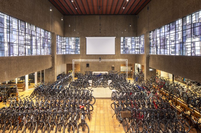 Von oben Blick auf großen Raum mit vielen Fahrrädern unten