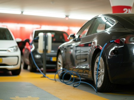 E-Auto wird auf einem Parkplatz geladen