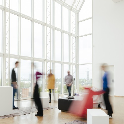 Verschwommene Personen in einem Ausstellungsraum