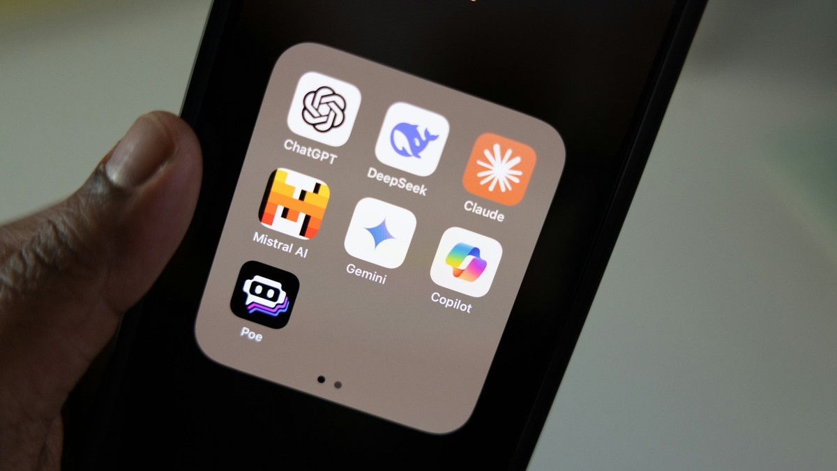 Abfotografierter Bildschirm mit verschiedenen Apps für KI
