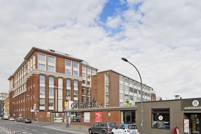 Großes Backsteingebäude einer Firma