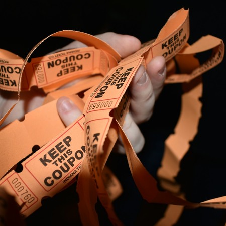 Viele Tickets werden in einer Hand gehalten