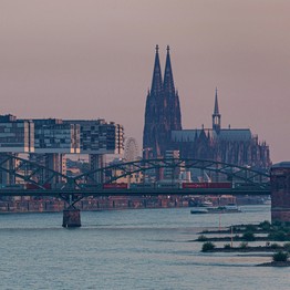 Kölner Dom, Rheinauhafen und Rhein in Abenddämmerung