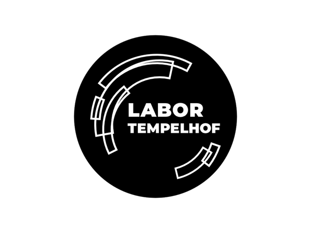 Weißer Text auf schwarzem Grund mit abstrakter Darstellung einer Bühne