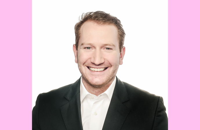 Portrait von einem Herren mit Kurzhaarschnitt und im Anzug, in schwarz-weiß.