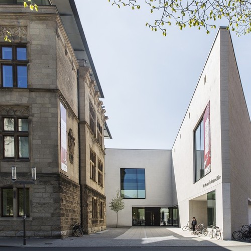 Klassizistische Außenfassade neben moderner Außenfassade