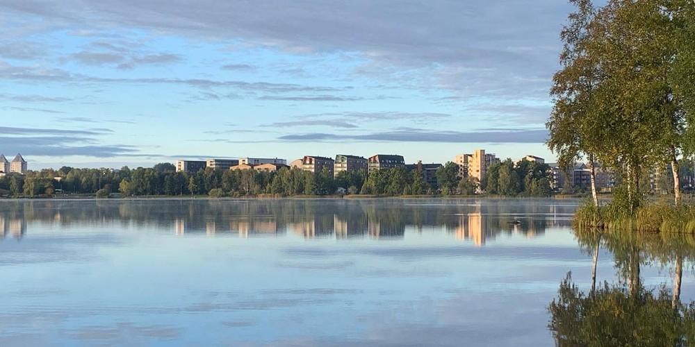 Blick auf einen See in Växjö.