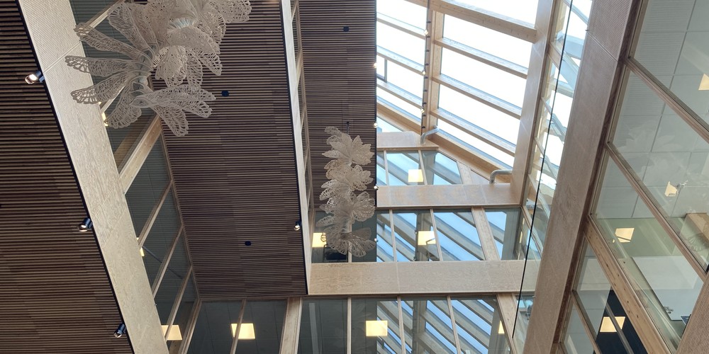 Das Gemeindehaus Växjös von innen, ganz aus Holz gebaut.