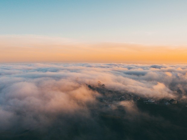Sonnenaufgang über den Wolken