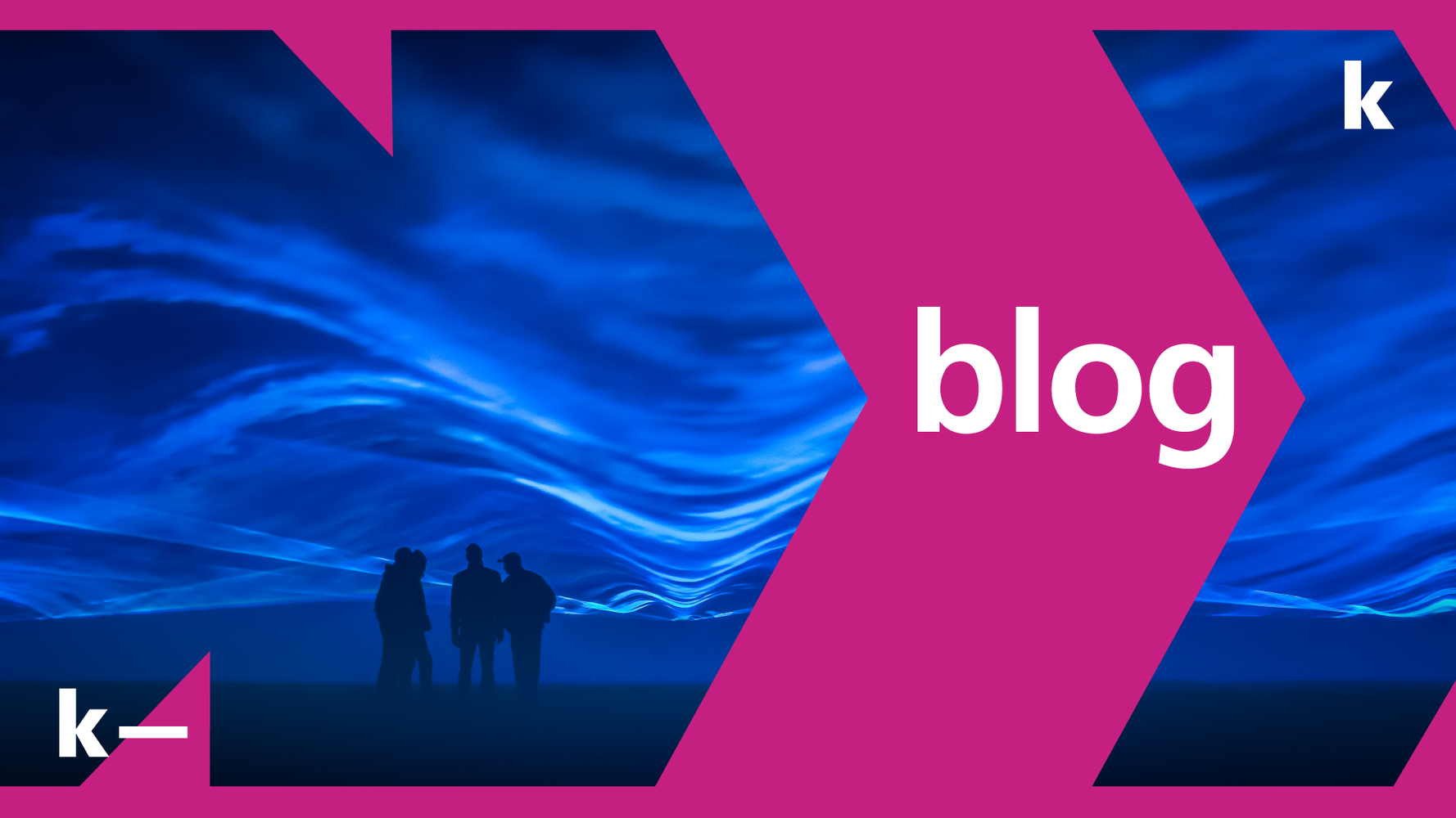 kultur-klima Visual: Stilisierter Pfeil nach rechts in Magenta mit blauer Lasershow im Hintergrund