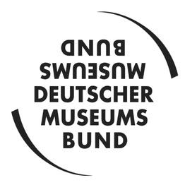 Das Logo des Deutschen Museumsbundes. Ein rundes Logo mit schwarzer Schrift auf weißem Grund.