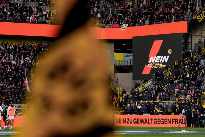 Stadion mit BVB-Fans und Videowand, auf der die Botschaft „Nein zu Gewalt gegen Frauen!“ gezeigt wird