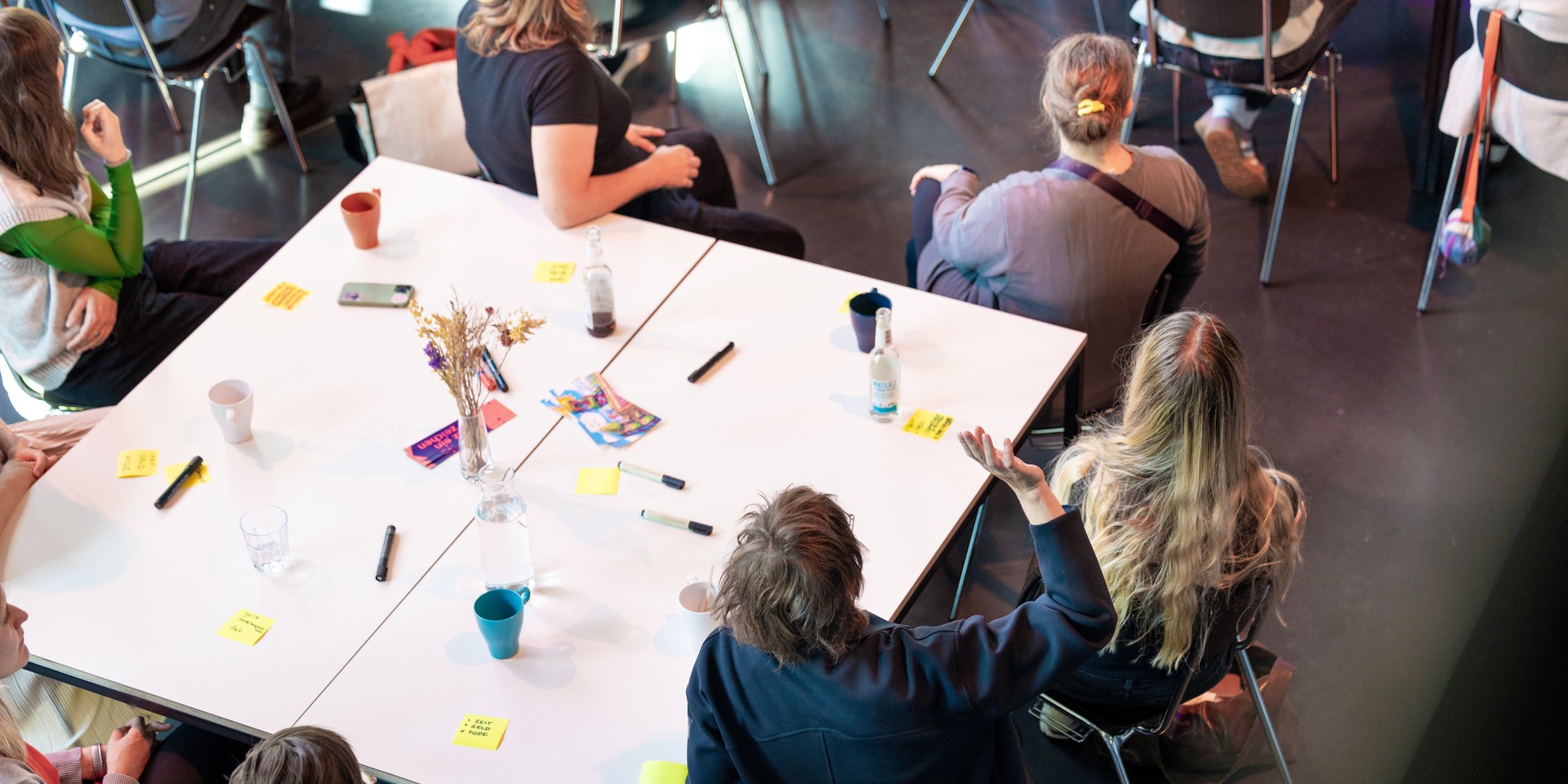 Arbeitsgruppe an einem Tisch beim Netzwerktreffen im FFT Düsseldorf