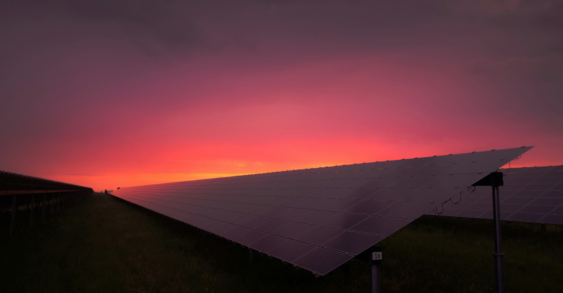 Photovoltaik-Paneele vor Sonnenuntergang
