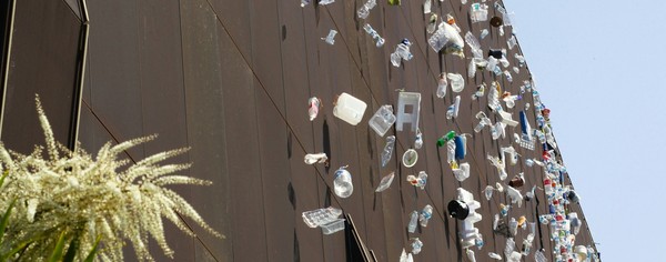 Plastikobjekte hängen an einer Fassade