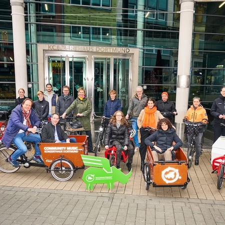 Personen mit Lastenfahrrädern vor dem Konzerthaus Dortmund