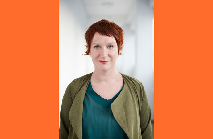 Portrait Lena Hinckel, weibliche Person mit rotem Kurzhaarschnitt und rotem Lippenstift