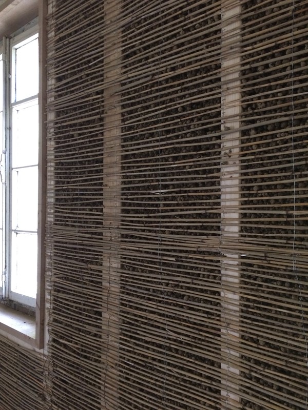 Schilfdämmung innerhalb eines Hauses