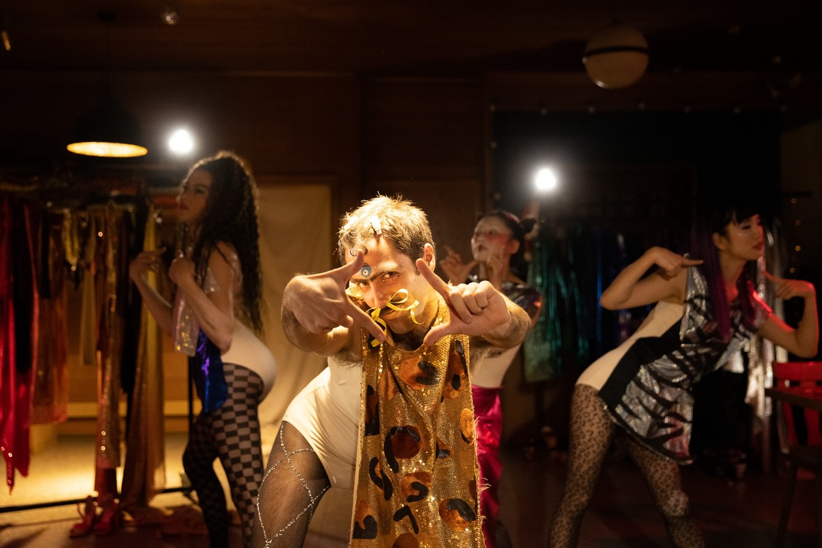 Person im Scheinwerferlicht.