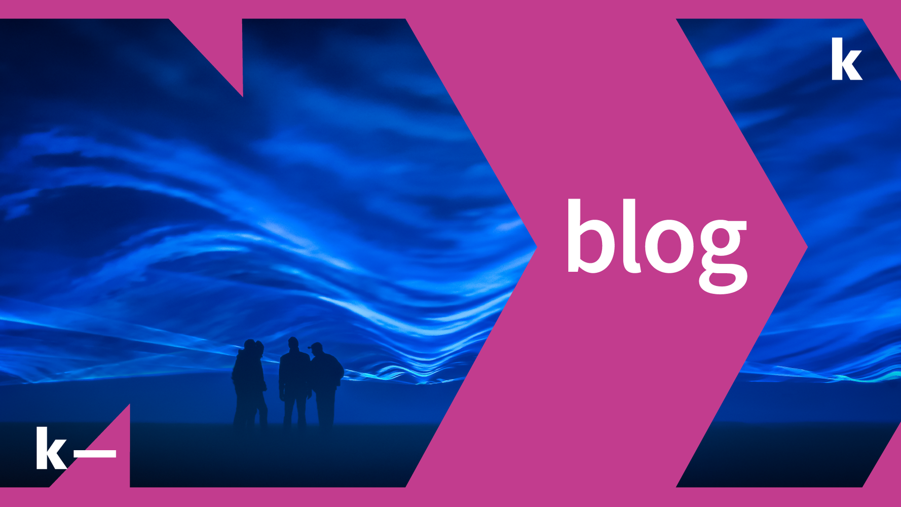 kultur-klima Visual: Stilisierter Pfeil nach rechts in Magenta mit blauer Lasershow im Hintergrund