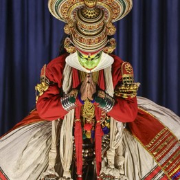 Prachtvolles Opernkostüm in gold und rot.