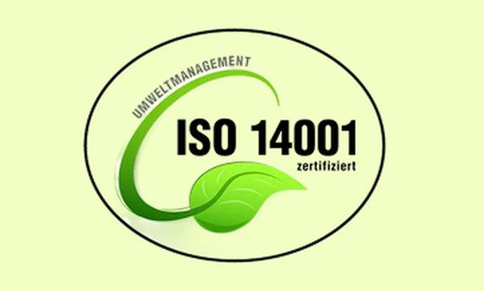 Logo ISO 14001 mit schwarzem Schriftzug und einem grünen Blatt