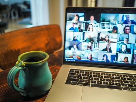 Bild einer Tasse und eines Laptops während einer Videokonferenz