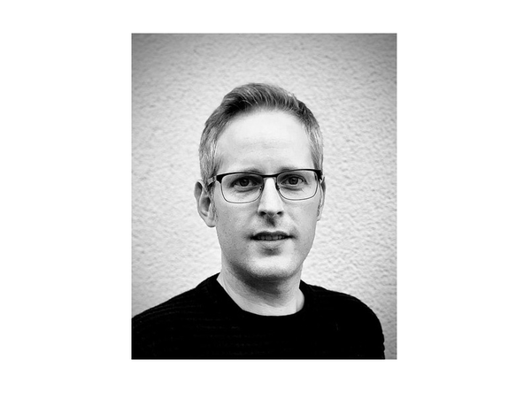 schwarz/weiß Portraitfoto Tim Clös