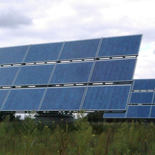 Photovoltaikanlage auf einer Wiese.