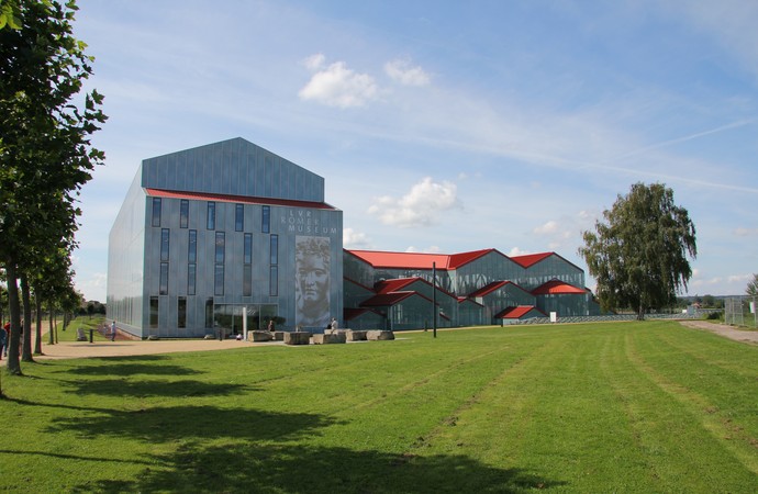Außenansicht des LVR-RömerMuseums vor blauem Himmel