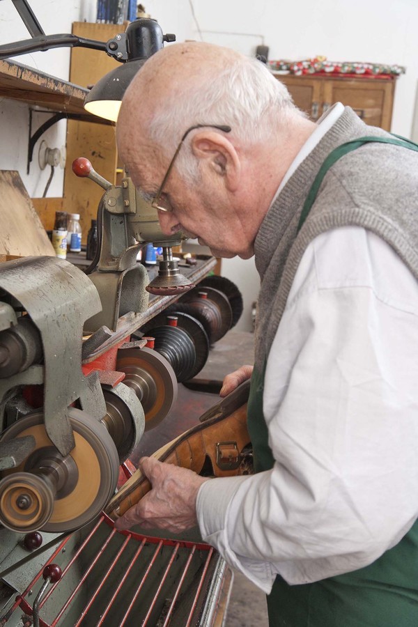 Der Schuhmachermeister Karl Hilleke an der Ausputzmaschine, 2016