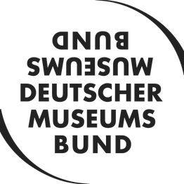 Das Logo des Deutschen Museumsbundes. Ein rundes Logo mit schwarzer Schrift auf weißem Grund. Über dem Namen des Bundes steht erneut Museums Bund, jedoch sind die Buchstaben auf den Kopf gestellt.