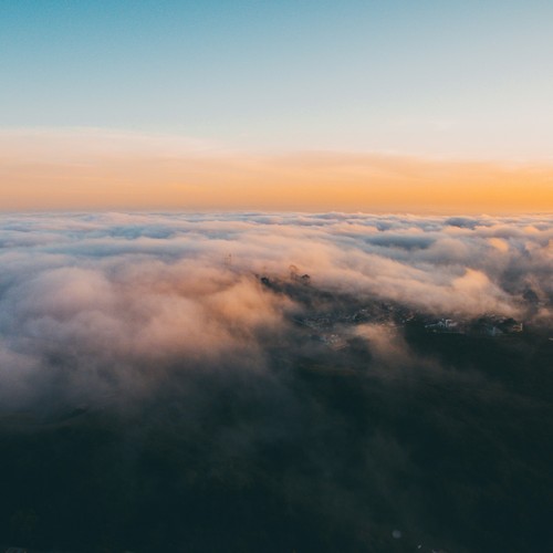 Sonnenaufgang über den Wolken
