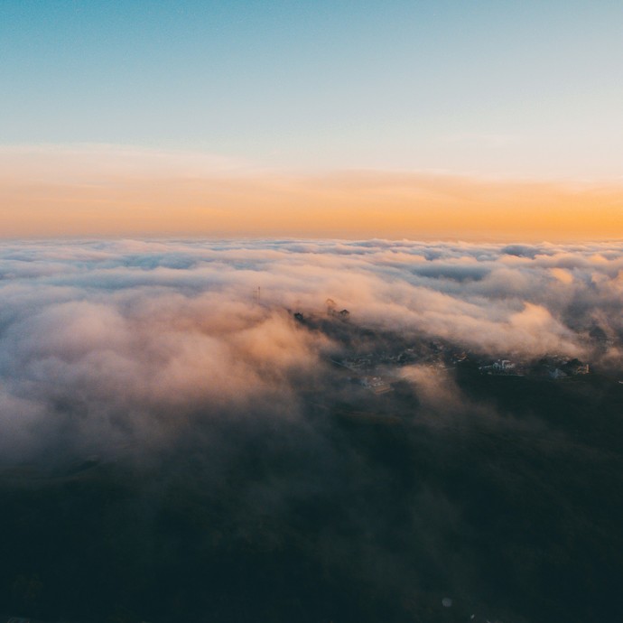 Sonnenaufgang über den Wolken (vergrößerte Bildansicht wird geöffnet)