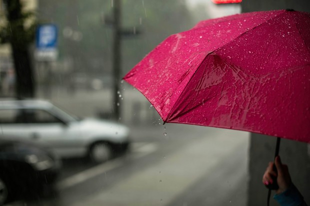 Pinker Regenschirm im Regen