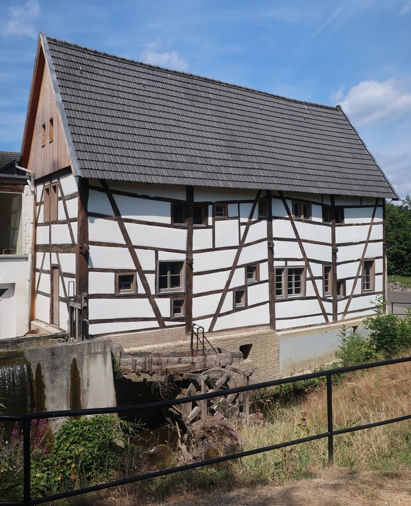 Altes Fachwerkhaus, weiß verputzt mit schiefen Holzbalken